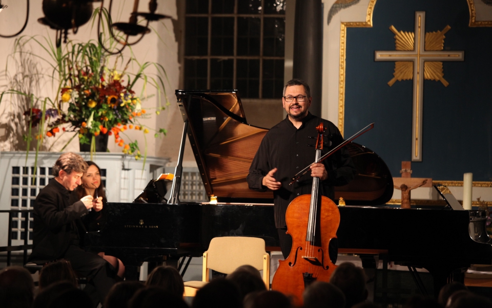 Gorokhov Zenziper im Gespraech vor dem Konzert c Hans Windeck - 32. Schubertiade in Schnackenburg - wendland-hautnah